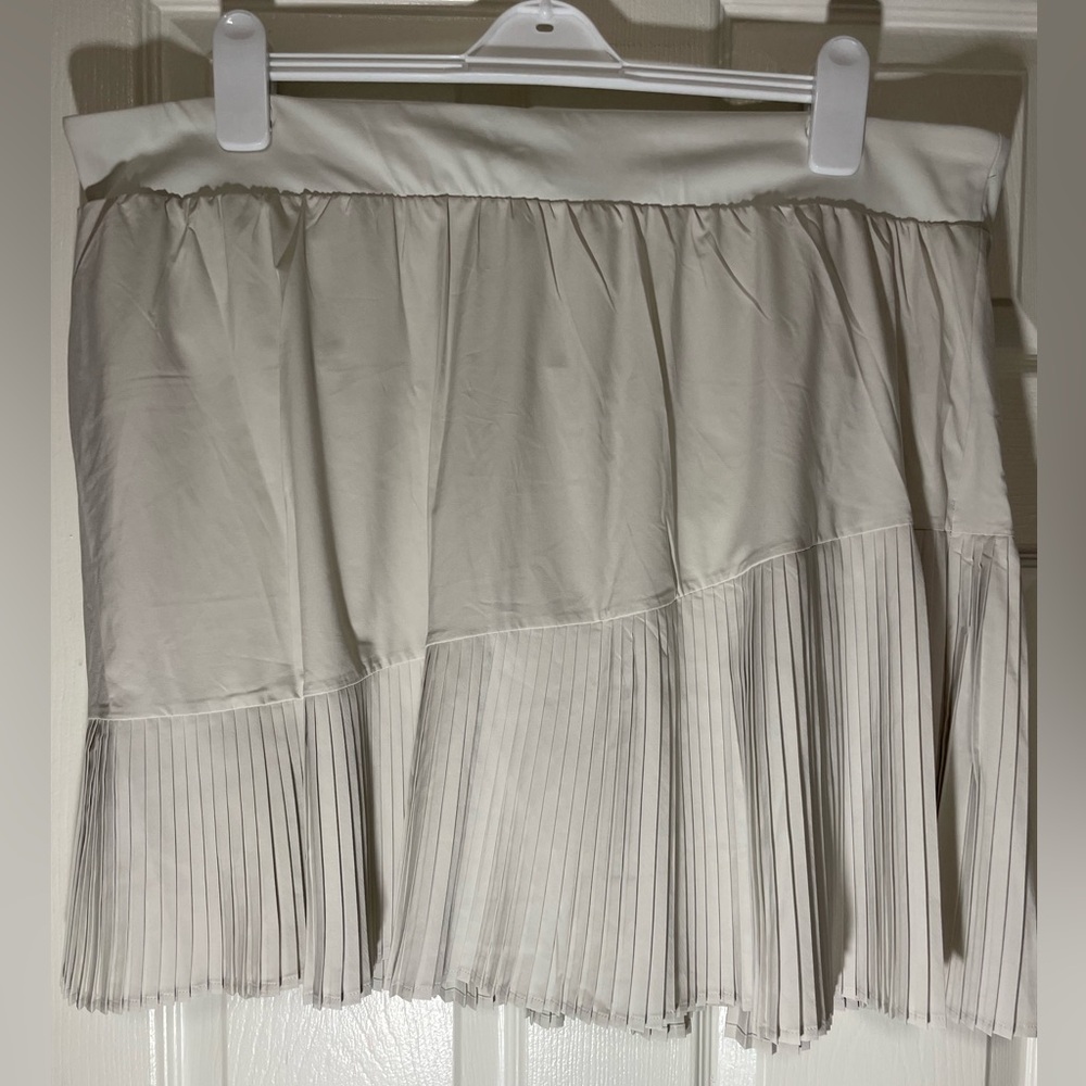 Spanx Yes Pleats plus size pleated mini skirt. Women’s plus size 3X.